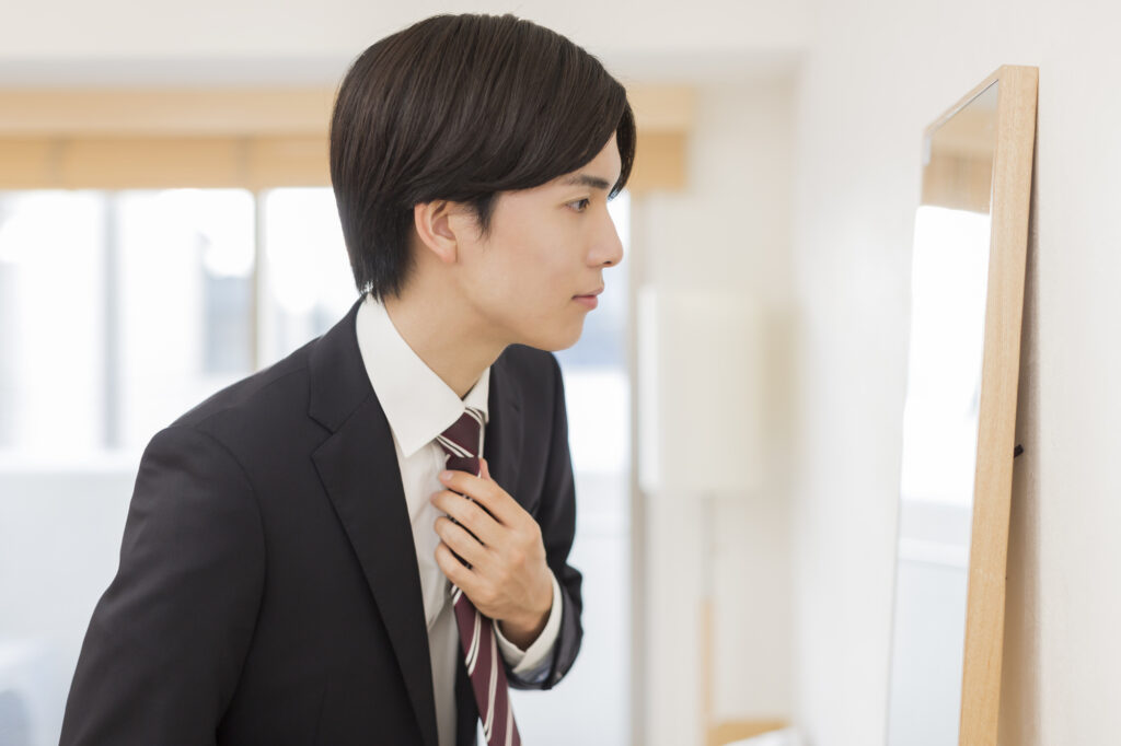 葬儀にリクルートスーツを着ていける？周囲に喪服ではないとバレる？